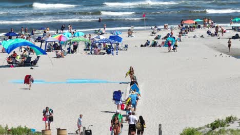 Leute,-Die-Am-Strand-Spazieren-Gehen