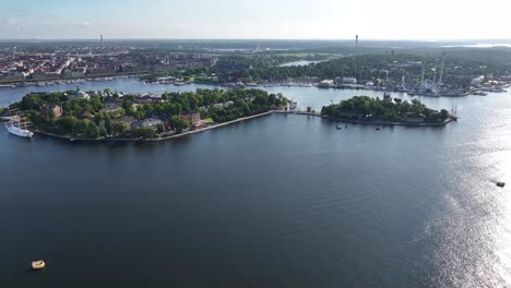 Schöne-Aussicht-Auf-Kleine-Inseln,-Fluss-In-Der-Stadt-Stockholm,-Schweden