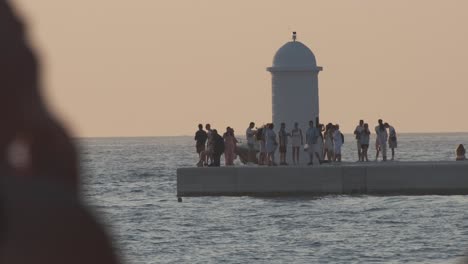 Gente-Reunida-En-El-Paseo-Marítimo-De-Zadar-Para-Ver-La-Puesta-De-Sol-En-Verano,-Croacia