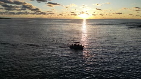 Luftaufnahme-Eines-Touristenbootes-Auf-Dem-Meer-Bei-Goldenem-Sonnenuntergang-Im-Margaret-River,-Westaustralien
