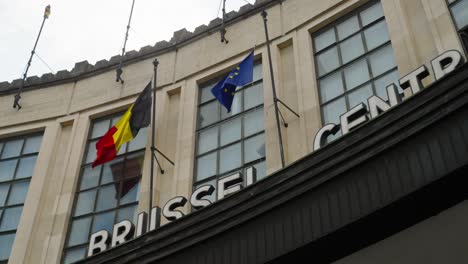 Bandera-Belga-Y-Europea-Ondeando-En-La-Puerta-De-Entrada-De-La-Estación-Central-De-Trenes-De-Bruselas