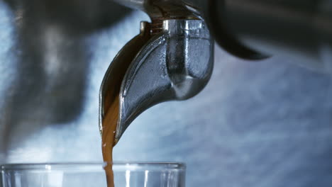 Kaffee-Läuft-Aus-Einer-Kaffeemaschine-In-Ein-Glas