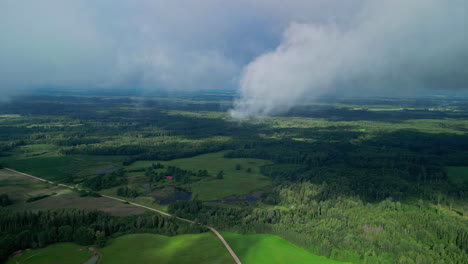 Luftaufnahmen-Bis-Hin-Zu-Dünnen-Wolken,-Die-Schatten-Auf-Ackerland-Werfen