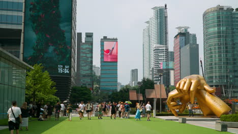 Tourists-admire-Gangnam-Style-statue,-Starfield-Coex-Mall,-Trade-Center,-Seoul