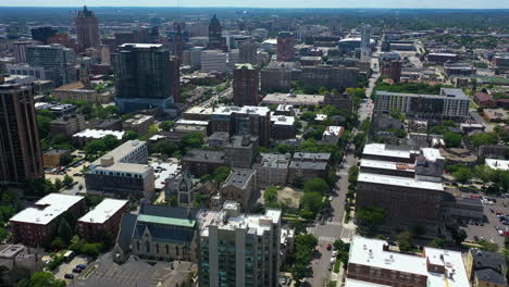 Aerial-view-backwards-over-the-Yankee-Hill-cityscape-of-Milwaukee,-in-sunny-USA