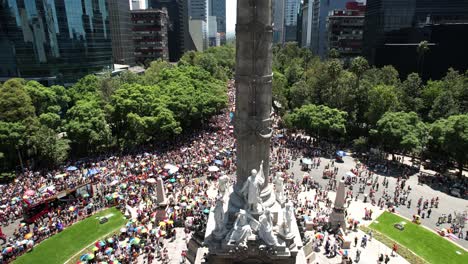 Aufsteigende-Drohnenaufnahme-Der-Pride-Parade-In-Mexiko-Stadt-Am-Unabhängigkeitsdenkmal
