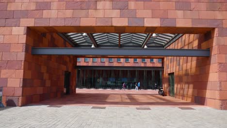 Eingangstor-Des-Beliebten-Mas-Museums-In-Antwerpen,-Belgien---Filmische-Ansicht