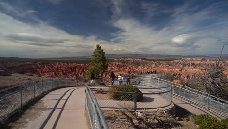 Turistas-En-El-Punto-De-Vista-En-El-Parque-Nacional-Bryce-Canyon-Utah-Usa-En-Un-Día-Soleado,-Panorama