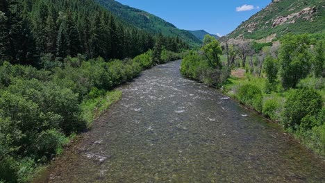 Flying-along-the-Slate-River-near-Crested-Butte-mountain,-Colorado,-USA