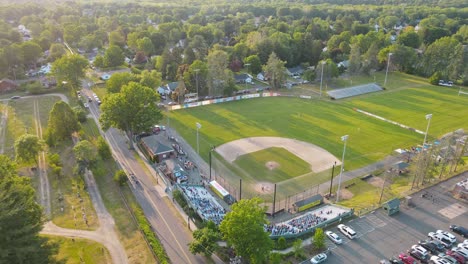 Una-Toma-Aérea-De-Béisbol-Alejándose-Del-Campo