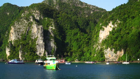 Navegando-En-Barco-En-Koh-Phi-Phi,-Famoso-Destino-De-Viaje-Para-Mochileros-En-Asia,-Tailandia