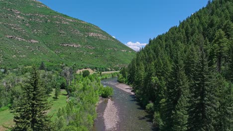 Flying-along-the-Slate-River-near-Crested-Butte-mountain,-Colorado,-USA