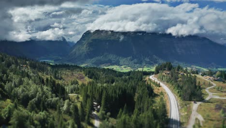 Eine-Schmale-Straße-Schlängelt-Sich-Durch-Das-Grüne-Norwegische-Tal-Von-Byrkjelo
