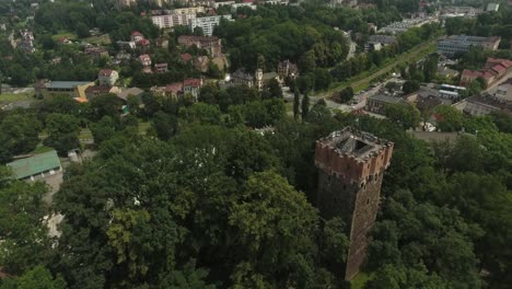 Renovierter-Historischer-Mittelalterlicher-Turm-In-Einem-Park-In-Einer-Stadt-In-Europa