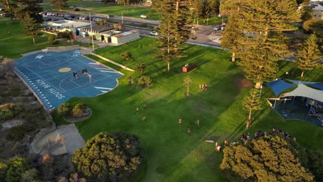 Kreisförmiger-Drohnenflug-über-Das-Sportgelände-Im-Fremantle-Park-In-Australien