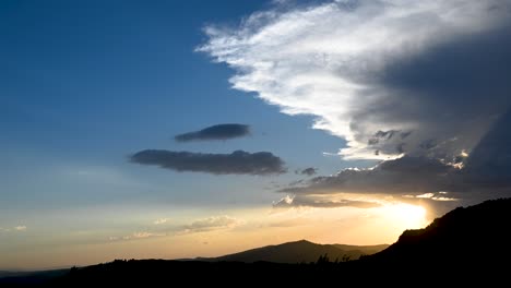 Dramatische-Wolkenbildung-Und--bewegung-Mit-Letzten-Sonnenstrahlen-Hinter-Den-Bergen-Unter-Einem-Sommersturm,-Der-Sich-In-Spanien-Bildet