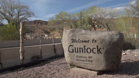 Welcome-to-Gunlock-Sign-on-Rock,-State-Park-in-Utah-USA