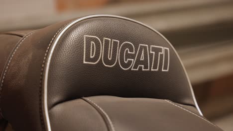 Primer-Plano-Del-Asiento-Negro-De-La-Motocicleta-Ducati