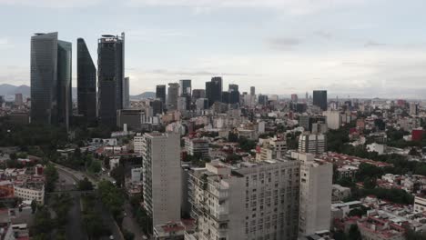 Tráfico-Urbano-Y-Rascacielos-De-La-Capital-De-México,-Vista-Aérea.