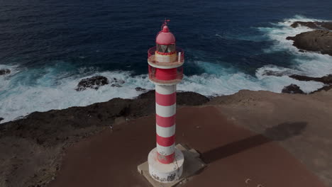 Faro-de-Sardina:-aerial-view-with-elliptical-movement-close-to-the-beautiful-lighthouse
