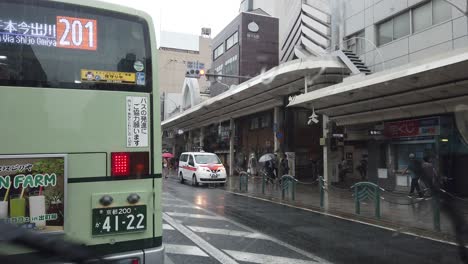 Parada-De-Autobús-Japonés-En-La-Línea-Karasuma-Kyoto-Bajo-Un-Clima-Lluvioso-Intenso,-Vista-Interior-Del-Automóvil,-Conducción-Bajo-Emergencia-De-Tifón