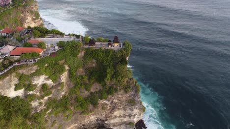 Templo-Hindú-Uluwatu-En-Un-Escarpado-Acantilado-Costero-En-La-Isla-Indonesia-De-Bali