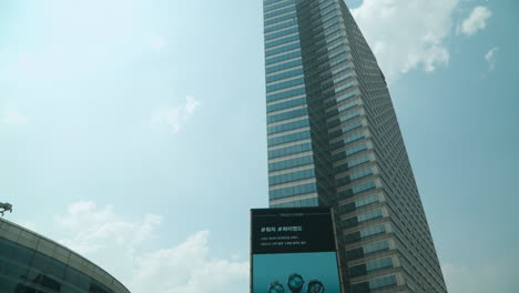 Asem-Turm-Mit-Riesigem-Werbedisplay-Und-Goldener-Handstatue-Im-Coex-Geschäftskomplex-In-Seoul,-Südkorea