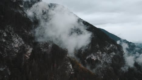 Stimmungsvolle-Und-Stimmungsvolle-Drohnenaufnahmen-Von-Berglandschaften-In-Österreich-Mit-Nassen-Und-Nebligen-Bedingungen