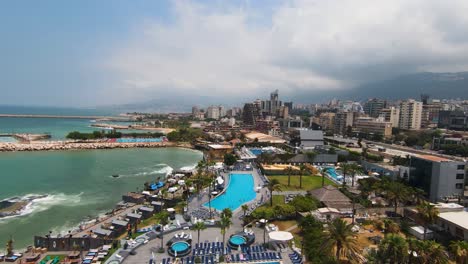 FPV-Fliegt-Tief-über-Markante-Resorts-Mit-Nebligen-Bergen-Im-Hintergrund,-Libanon