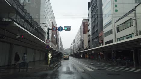 Vista-Interior-Del-Automóvil-De-La-Avenida-Central-De-Kyoto-Avenida-De-La-Línea-Hankyu-Bajo-Fuertes-Lluvias,-Emergencia-Meteorológica-De-Tifón