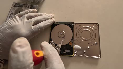 Computertechniker-Repariert-Interne-Festplatte-Im-Dunklen-Raum-Und-Speichert-Gelöschte-Daten
