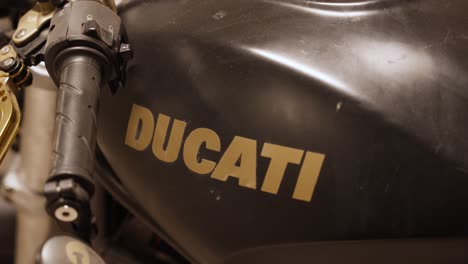 Primer-Plano-Del-Tanque-De-Gasolina-De-La-Motocicleta-Ducati