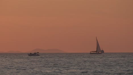 Mar-Al-Atardecer-Con-Barcos-Y-Veleros,-Calma-En-Zadar-Croacia