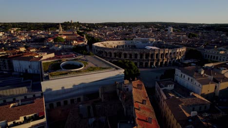 Luftschau:-Enthüllen-Sie-Nîmes-Bei-Sonnenaufgang-Vom-Aussichtspunkt-Der-Arena-Mit-Fliegenden-Vögeln