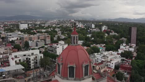 Extrem-Nah-Fliegen,-Um-Auf-Der-Kuppel-In-Mexiko-Stadt-Zu-überqueren