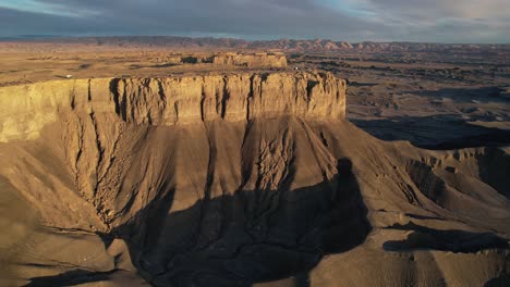 Luftaufnahme-Des-Plateaus-über-Der-Wüstenlandschaft-Bei-Sonnenuntergang,-Mondlandschaftsblick-In-Der-Nähe-Von-Hanksville,-Utah,-USA