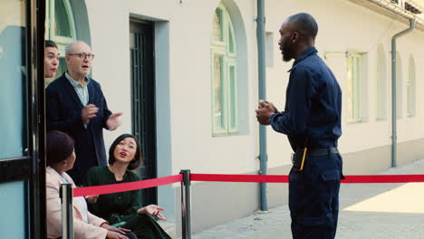 Guardia-De-Seguridad-Razonando-Con-La-Gente