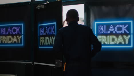 La-Multitud-Se-Vuelve-Loca-Por-Las-Ofertas-Del-Black-Friday.