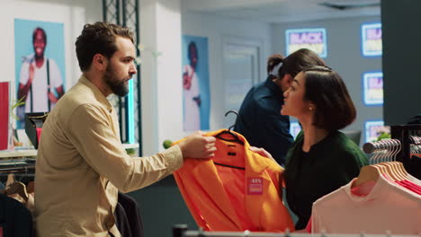 Compradores-Agresivos-Peleando-En-La-Tienda.