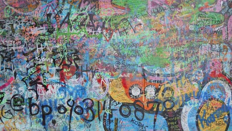 Graffiti-Cubierto-De-Paredes-De-John-Lennon-En-Praga,-República-Checa