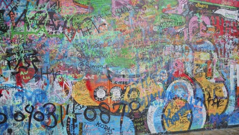 John-Lennon-Mauer-Bedeckte-Graffiti-In-Prag,-Tschechische-Republik