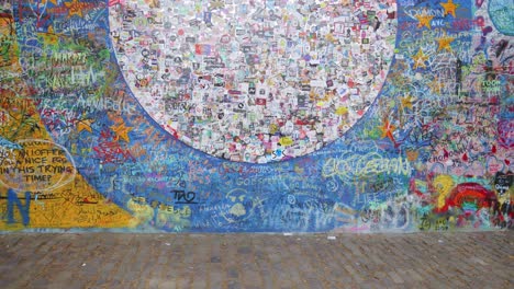Famoso-Muro-De-John-Lennon-Cubierto-De-Graffiti-En-Praga,-República-Checa---Tiro-Lento-Inclinado-Hacia-Arriba
