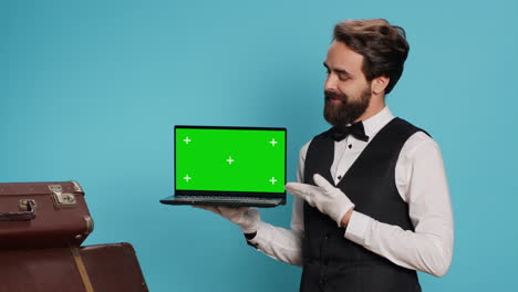 Bellboy-shows-greenscreen-on-laptop