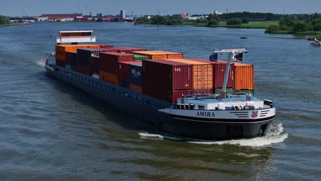 Amira-Frachtschiff-Mit-Containern:-Drohnenkamerafahrt-In-Gewässern