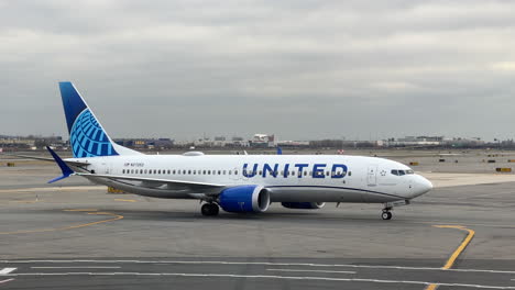 United-Boeing-737-800-Avión-Estacionado-En-El-Asfalto-Del-Aeropuerto-De-Newark