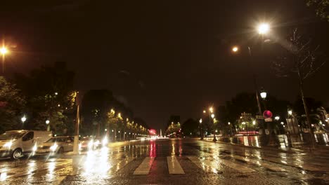 Eine-Autofahrt-Im-Zeitraffer-Durch-Paris,-Frankreich-Bei-Nacht-Fängt-Die-Geschäftige-Stadt-Ein,-Mit-Autolichtern,-Straßenlaternen-Und-Gebäuden,-Die-Die-Szene-Erhellen