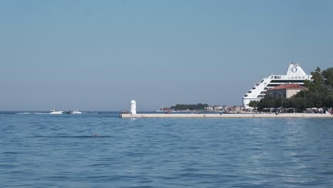 Weites-Panorama-über-Die-Promenade-Von-Zadar,-Leuchtfeuer-Und-Großes-Kreuzfahrtschiff,-Das-In-Der-Altstadt-Anlegt