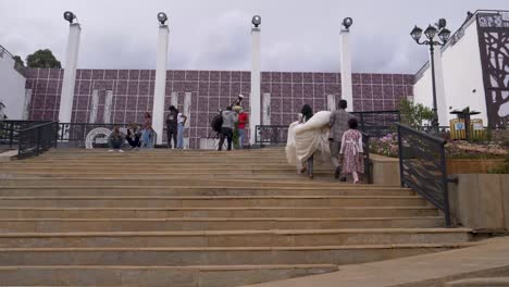 Una-Novia-Y-Un-Novio-Etíopes-Suben-Las-Escaleras-Del-Parque-Entoto-Para-Tomar-Fotos-En-Addis-Abeba