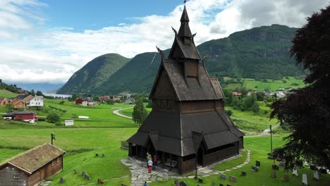 Plataforma-Rodante-Aérea-Hacia-La-Histórica-Iglesia-De-Madera-De-Hopperstad,-Vik,-Noruega