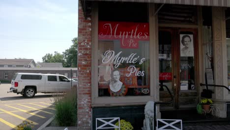 Histórica-Tienda-De-Pasteles-Myrtles-En-El-Centro-De-Princeton,-Illinois,-Con-Video-De-Cardán-Panorámico-De-Izquierda-A-Derecha